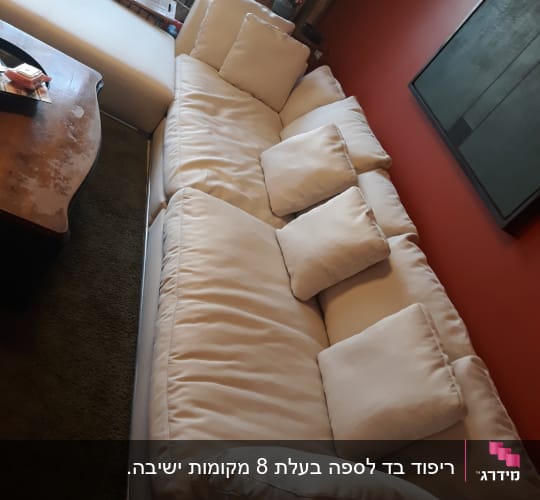 ספה עם כריות ריפוד לבנות בחדר מגורים